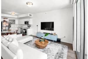 90 Sw 3rd St 2703, Miami