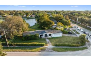 8690 Sw 104th St, Miami