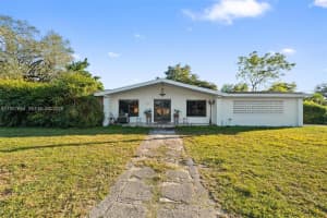 8690 SW 104th St, Miami, FL 33156, - MLS#A11937694