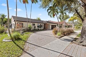 7910 Nw 169th Ter, Miami Lakes