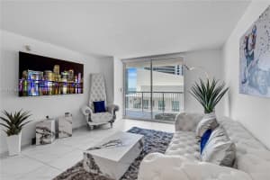 1200 Brickell Bay Dr 2807 Miami, FL 33131 - MLS#A11941634