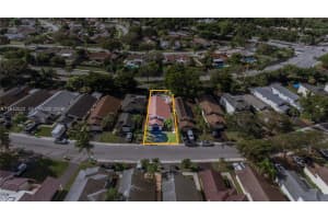 575 Lakeside Cir Sunrise, FL 33326 - MLS#A11942022