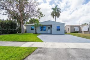 5249 Ne 3rd Ter 5249 Oakland Park, FL 33334 - MLS#A11942738