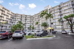 20500 W Country Club Dr 607, Aventura