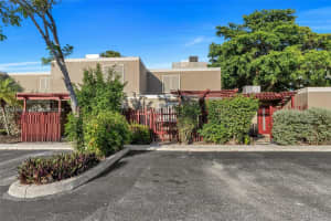 10911 Cedar Ln, Pembroke Pines