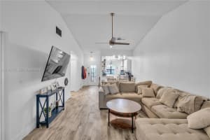 8202 Nw 100th Dr, Tamarac