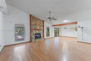 8155 Glenbrooke Ct Sarasota, FL 34243 - MLS#A11945536