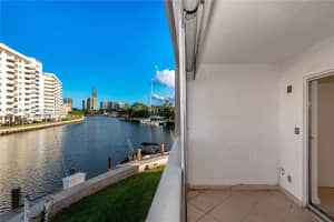 440 Paradise Isle Blvd 209, Hallandale Beach