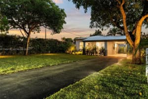 1880 Ne 180th St, North Miami Beach