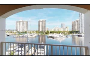 19877 E Country Club Dr 3608, Aventura