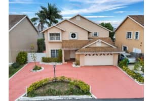 7833 Nw 192nd St, Hialeah