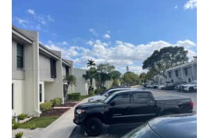 1177 Nw 98th Ter 132, Pembroke Pines