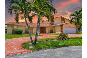 2420 Nw 132nd St, Miami