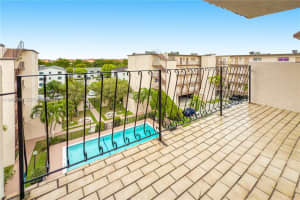 1950 W 54th St 412, Hialeah