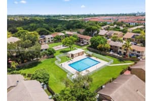 453 Ne 210th Ter, Miami