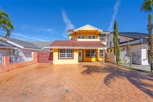 9085 Grand Canal Dr, Miami