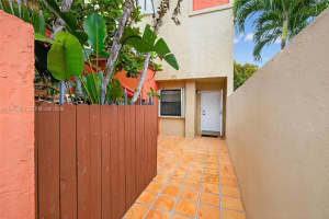 9937 Nw 9th St. Cir. 13-19 Miami, FL 33172 - MLS#A11948958