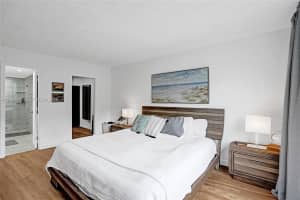 401 Golden Isles Dr 302 Hallandale Beach, FL 33009 - MLS#A11949581