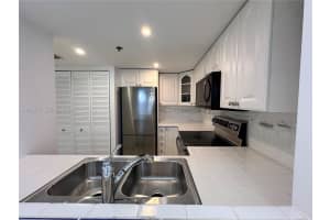 540 Brickell Key Dr 302 Miami, FL 33131 - MLS#A11952615