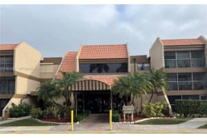 240 Lakeview Dr 308, Weston