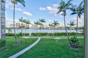 2861 Leonard Dr F208, Aventura