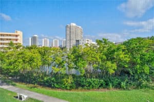 2930 Point East Dr E312, Aventura