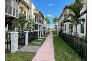 4657 Nw 83rd Pkwy . Doral, FL 33166 - MLS#A11955404