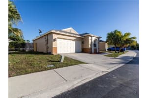 200 W Riverbend Dr Sunrise, FL 33326 - MLS#A11955744