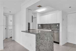 220 Lakeview Dr 113 Weston, FL 33326 - MLS#A11957544