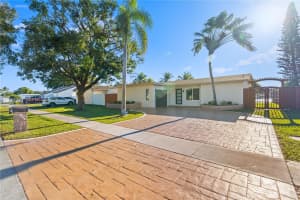 1221 Nw 96th Ter Pembroke Pines, FL 33024 - MLS#A11957743