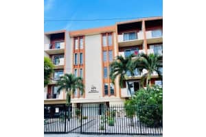 1075 W 68th St 403, Hialeah