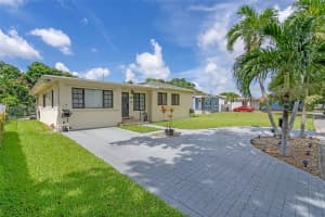 249 Carlisle Dr Miami Springs, FL 33166 - MLS#A11958385