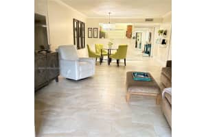 437 Lakeview Dr 104, Weston