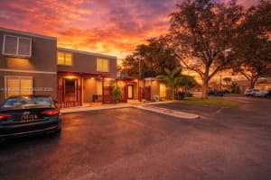 10911 N Lakeview Dr Pembroke Pines, FL 33026 - MLS#A11960986