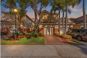 3815 Tree Top Dr, Weston