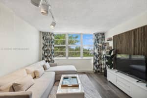 1020 Meridian Ave APT 403, Miami Beach, FL 33139, - MLS#A11961640