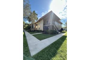 439 Lakeview Dr 106, Weston