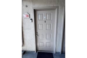 8225 Lake Dr 101 Doral, FL 33166 - MLS#A11964447