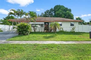 136 Cayman Dr Palm Springs, FL 33461 - MLS#A11965777