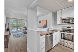 9340 Lagoon Pl 303 Davie, FL 33324 - MLS#A11966790