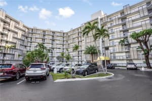 20500 W Country Club Dr 607, Aventura
