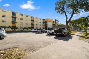 606 W 81st St 302, Hialeah