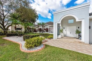 622 E Enclave Cir E Pembroke Pines, FL 33027 - MLS#A11967873