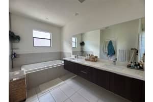 10240 Nw 76th Ter Doral, FL 33178 - MLS#A11968008