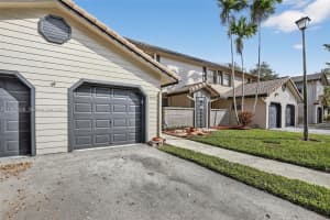 9080 Vineyard Lake Dr Plantation, FL 33324 - MLS#A11968508