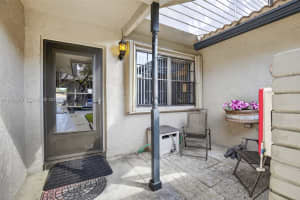 9080 Vineyard Lake Dr Plantation, FL 33324 - MLS#A11968508