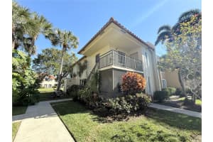 432 Lakeview Dr 201, Weston