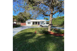 951 Ne 116th St, Biscayne Park