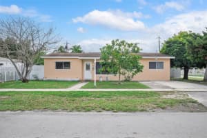 590 W 35th Pl, Hialeah
