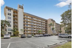 3300 W Rolling Hills Cir 302, Davie